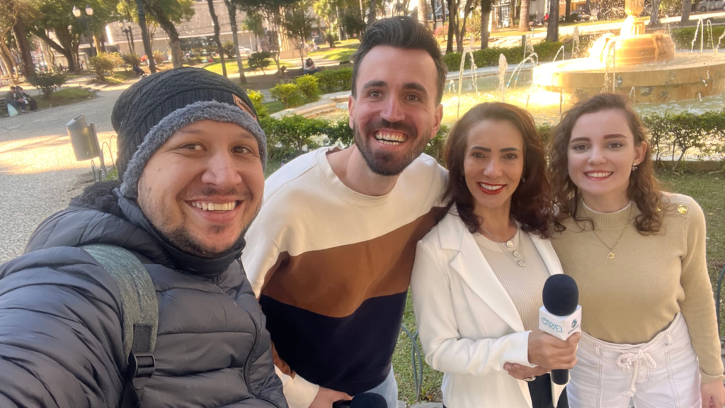 Marcia Perinoto
entrevistando  Edinilson Slabei
 e Gabriela Paulina Mickus Slabei
para o Programa Olha Ela no Quadro Papo Aberto em Curitiba Paranma na Praça da UFPR