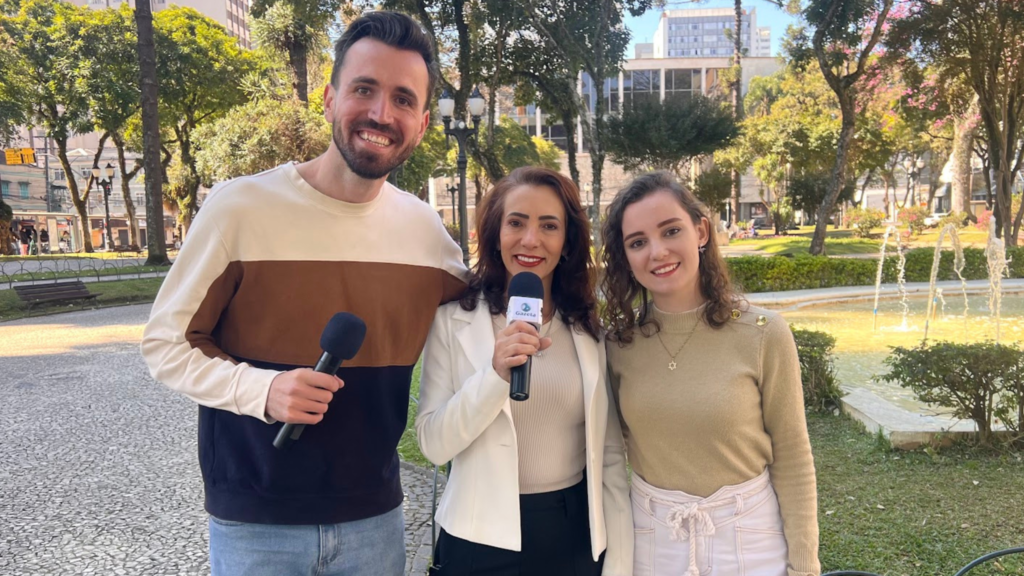 Marcia Perinoto entrevistando Edinilson Slabei e Gabriela Paulina Mickus Slabei para o Programa Olha Ela no Quadro Papo Aberto em Curitiba Paranma na Praça da UFPR