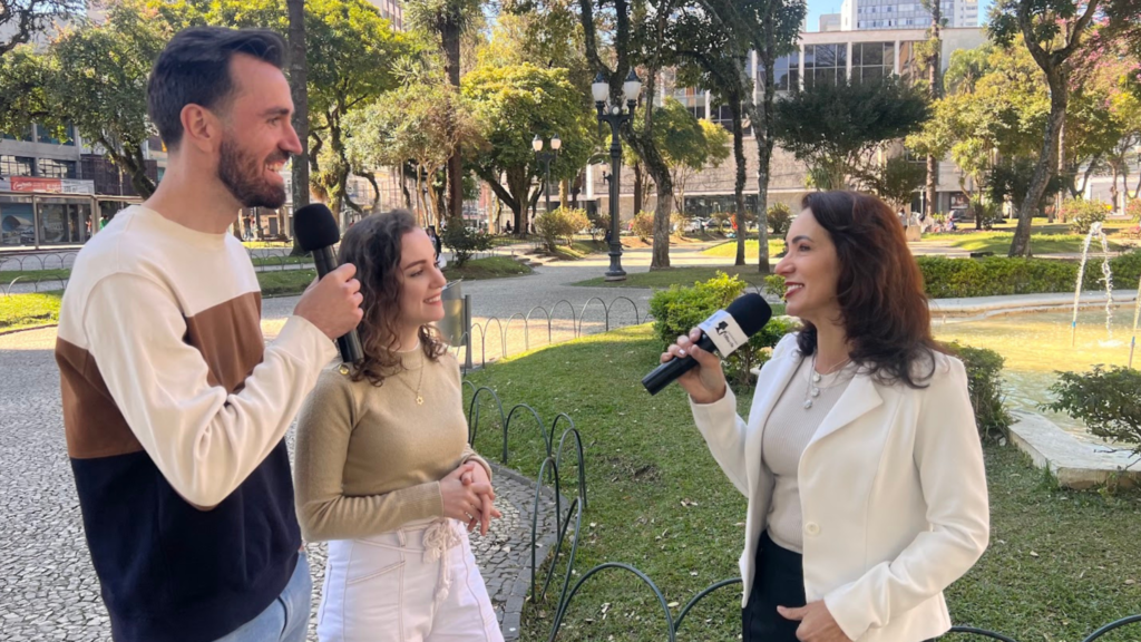 Marcia Perinoto
entrevistando  Edinilson Slabei
 e Gabriela Paulina Mickus Slabei
para o Programa Olha Ela no Quadro Papo Aberto em Curitiba Paranma na Praça da UFPR