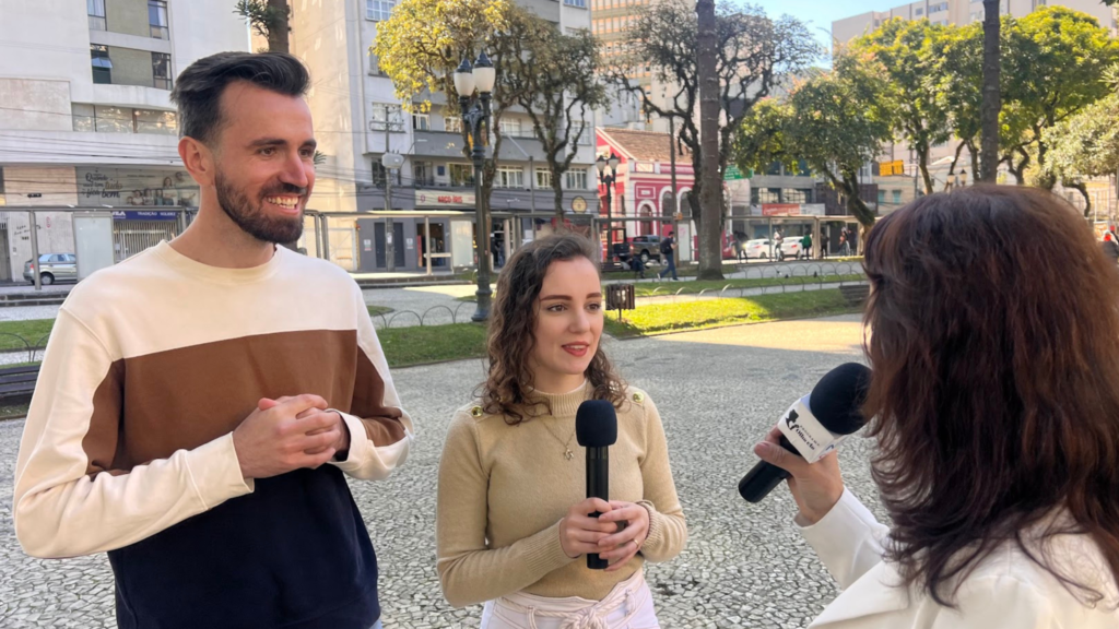 Marcia Perinoto
entrevistando  Edinilson Slabei
 e Gabriela Paulina Mickus Slabei
para o Programa Olha Ela no Quadro Papo Aberto em Curitiba Paranma na Praça da UFPR